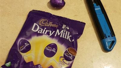 طفل يعثر على سكين داخل شيكولاتة كادبوري