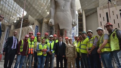 وزير الآثار يلتقط صورا تذكارية مع العاملين بالمتحف المصري الكبير