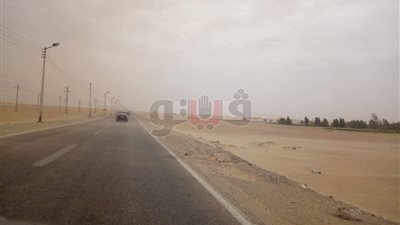 عواصف ترابية تضرب الطرق السريعة بالوادي الجديد (صور)