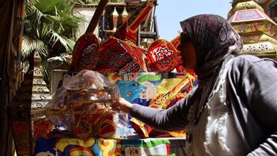 في باب الخلق.. «فوانيس الخيامية» تخطف أنظار الزبائن (فيديو وصور)