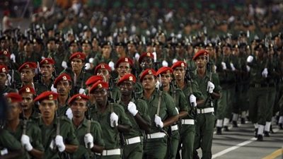 آرون ينفى نية بريطانيا التدخل العسكري في ليبيا