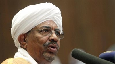 البشير يجتمع مع قادة الجيش لبحث وضع التظاهرات في البلاد
