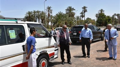 محافظ أسوان يسحب رخصة سائق ميكروباص يغسل سيارته في الطريق (صور)