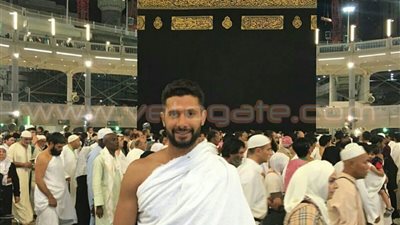 أحمد عادل عبدالمنعم يؤدي مناسك العمرة