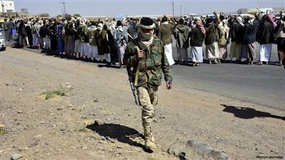 «اليمن يسير نحو الهاوية».. قتال عنيف بين الجيش والحوثيين الشيعة قرب صنعاء.. مسلحون يسيطرون على نقطة عسكرية في «عمران».. مصرع 3 مقاتلين وجندي.. واتهامات لإيران بدعم المتمردين وطهران