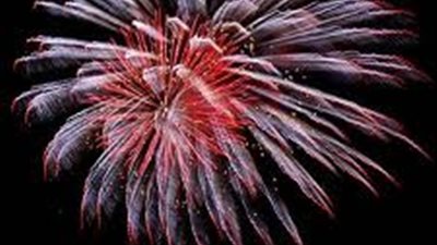 الألعاب النارية تُضي سماء المرج