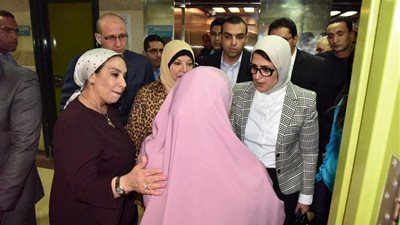 وزيرة الصحة تزور طبيب الأسنان وتوجه بعلاجه في ألمانيا على نفقة الدولة
