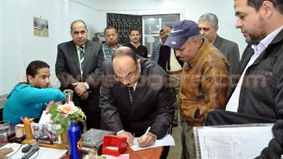 بالصور.. جولة مفاجئة لمحافظ القليوبية بإدارة خدمة المواطنين