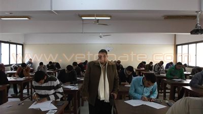 بالصور.. عميد هندسة الفيوم يتفقد امتحانات حساب مبادئ التفاضل والتكامل