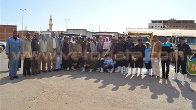 بالصور.. رئيس مدينة القصير يسلم مهام النظافة لشركة جديدة