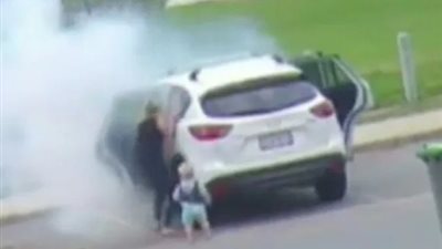 مشهد مؤثر لأم تنقذ طفليها قبل ثوان من انفجار سيارة (فيديو)