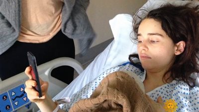 إميليا كلارك تنشر صورها أثناء إجرائها عمليتين في المخ (صور)