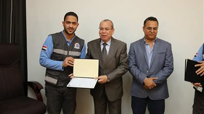 محافظ كفر الشيخ يكرم مسعفا وسائقا سلما 23 ألف جنيه عثرا عليها في حادث