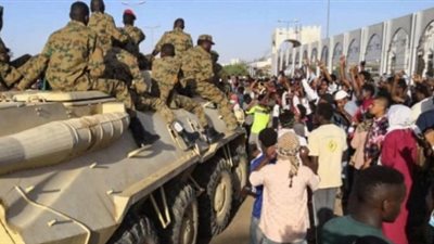 الجيش السوادني يغلق الشوارع المؤدية لمقر الرئاسة أمام المتظاهرين