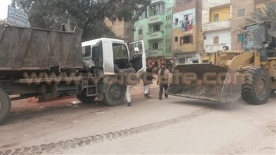 بالصور.. رفع القمامة والمخلفات من أرض علوان في بلبيس