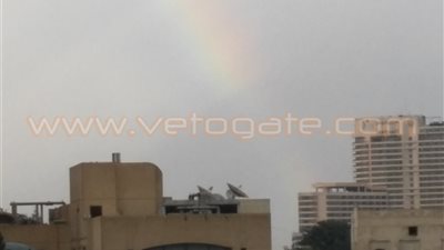 بالفيديو والصور.. «قوس قزح» يظهر في السماء بعد هطول الأمطار بالجيزة