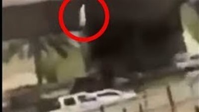 لحظة انتحار شخص من فوق كوبرى بالرياض (فيديو)