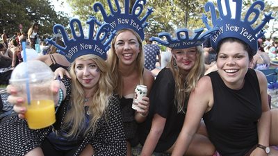 بالصور.. الأستراليون يستقبلون العام الجديد في طقس مثالى