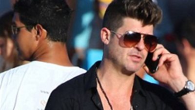 بالصور.. روبن ثيك يقضي إجازة عيد الميلاد مع حبيبته على الشاطئ