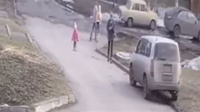 سقوط طفلة في بالوعة مجاري بسبب انشغال الأم (فيديو)