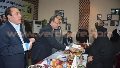 بالفيديو والصور.. محافظ البحيرة يوزع المساعدات على متضررى السيول بوادى النطرون