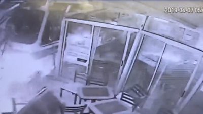 لحظة اقتحام حافلة متجرا (فيديو)