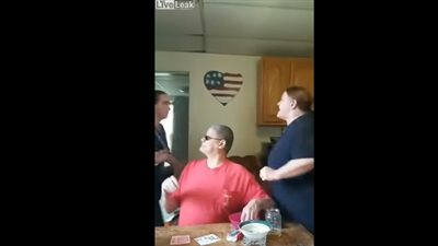 رد فعل صادم لرجلين لحظة تشاجر زوجتيهما مع بعضهما (فيديو)