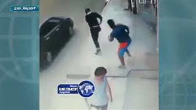 لص يستخدم حيلة ماكرة لسرقة هاتف من صاحبه (فيديو)