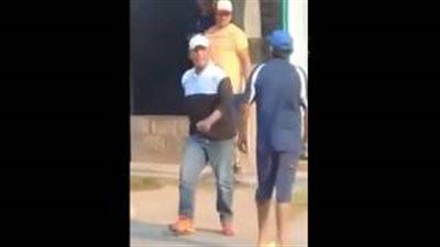 عجوز ينهي عراكا مع آخر بالضربة القاضية (فيديو)