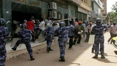 الجيش السوداني يتصدى لمحاولات فض اعتصام المتظاهرين من أمام القيادة العامة