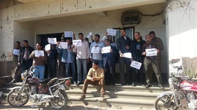 عمال بريد قنا يعاودون الإضراب عن العمل