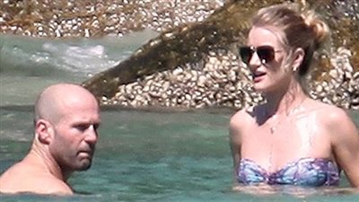 «ستاثام» وحبيبته «روزي» يستمتعان بوقتهم على البحر