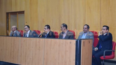 بالصور.. مستثمرو الفيوم يطالبون بالانتهاء من شبكة الصرف الصناعي