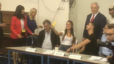 نتنياهو وزوجته يصوتان في الانتخابات العامة بإسرائيل (صور)