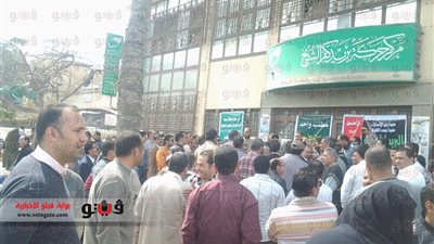بالفيديو بالصور.. موظفو بريد كفر الشيخ يغلقون المكاتب بالجنازير