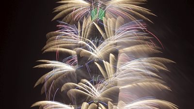 بالفيديو والصور.. أطول ناطحة سحاب في العالم تستقبل 2016 بالألعاب النارية