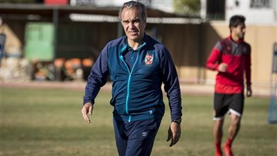 لاسارتي يحاضر لاعبي الأهلي بالفيديو قبل مران اليوم
