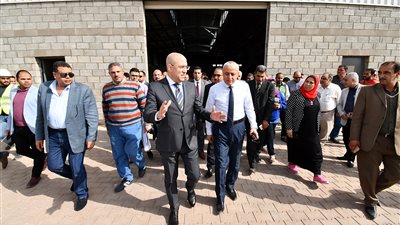 وزير الإسكان يتفقد مشروع المجمعات الصناعية الصغيرة بالعاشر من رمضان