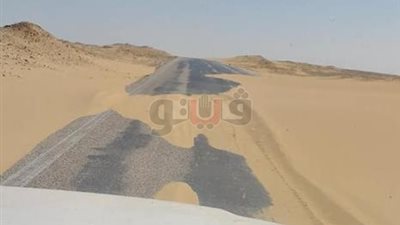 سوء الأحوال الجوية والكثبان الرملية تغلق الطرق في الوادى الجديد (صور)