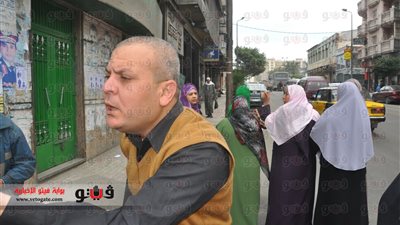 بالفيديو والصور.. مشادات بين الأهالي وعمال البريد بالعطارين