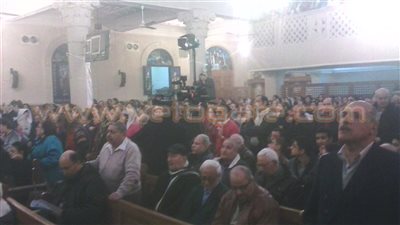 بالصور.. مئات الأقباط يشاركون في قداس الذكرى الخامسة لشهداء «القديسين»