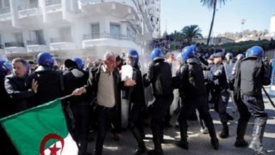الأمن الجزائري يفرق المحتجين بالغاز المسيل للدموع وخراطيم المياه