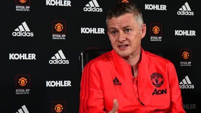 مدرب مانشستر يونايتد: ليس لدينا خطة لإيقاف ميسي.. ونحتاج للحظ