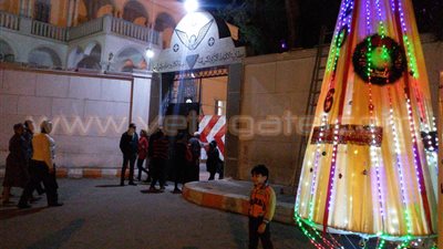 بالفيديو والصور.. توافد الأقباط على كنائس قنا