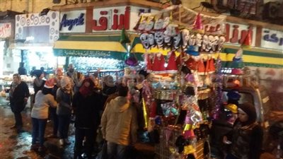 بالصور.. زحام وتكدس في شوارع شبرا للاحتفال برأس السنة