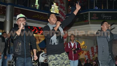 بالصور.. رقص وانسجام على أنغام مهرجانات «الدخلاوية» بمول «سفن ستار»