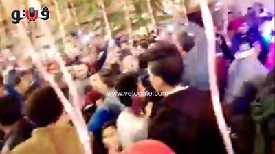 بالفيديو.. وصلة رقص جماعية بشارع الألفي احتفالًا برأس السنة