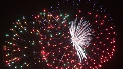 الألعاب النارية تضيء سماء الإسكندرية احتفالا بالعام الجديد