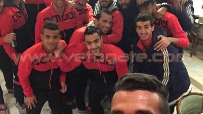 بالصور.. لاعبو المقاصة يحتفلون بفوز «إيهاب جلال» كأفضل مدرب في 2015