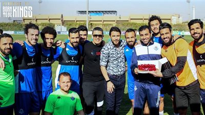 بيراميدز يحتفل بعيد ميلاد المنسق الإعلامي قبل مواجهة الاتحاد السكندري